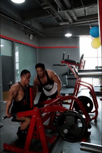 健美大师同性亲吻