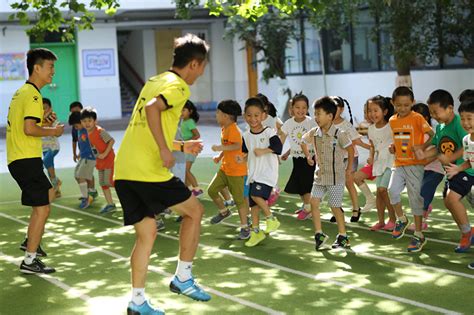 幼儿园足球动作