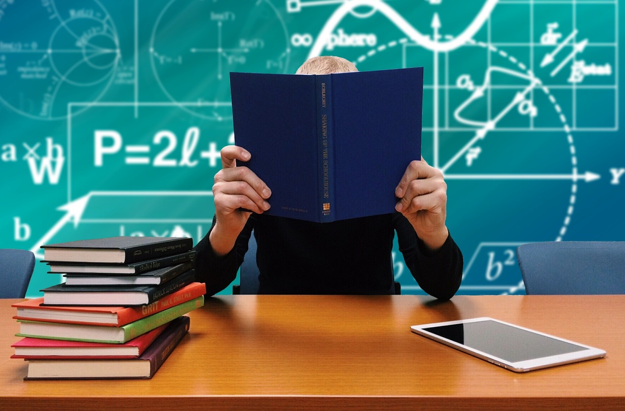 学生忘戴红领巾事件，教育惩戒的边界何在？