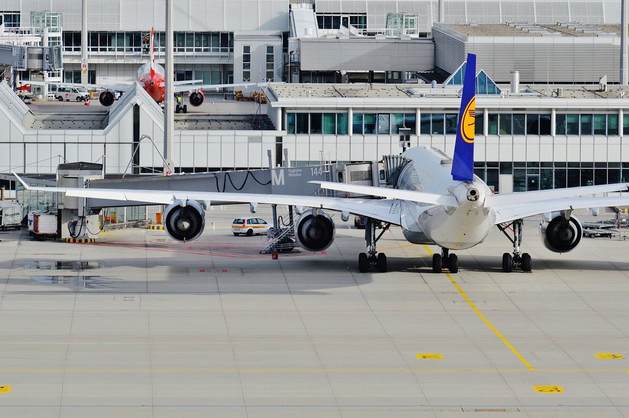 长龙航空乘客被通知下机，轮胎破损事件引发的航空安全思考