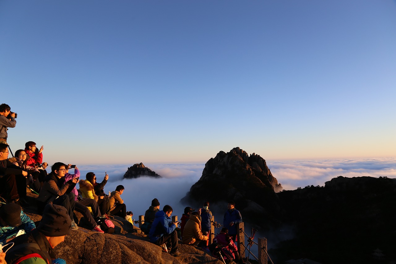 年轻人错峰游整顿黄金周，旅游新风尚的兴起与影响