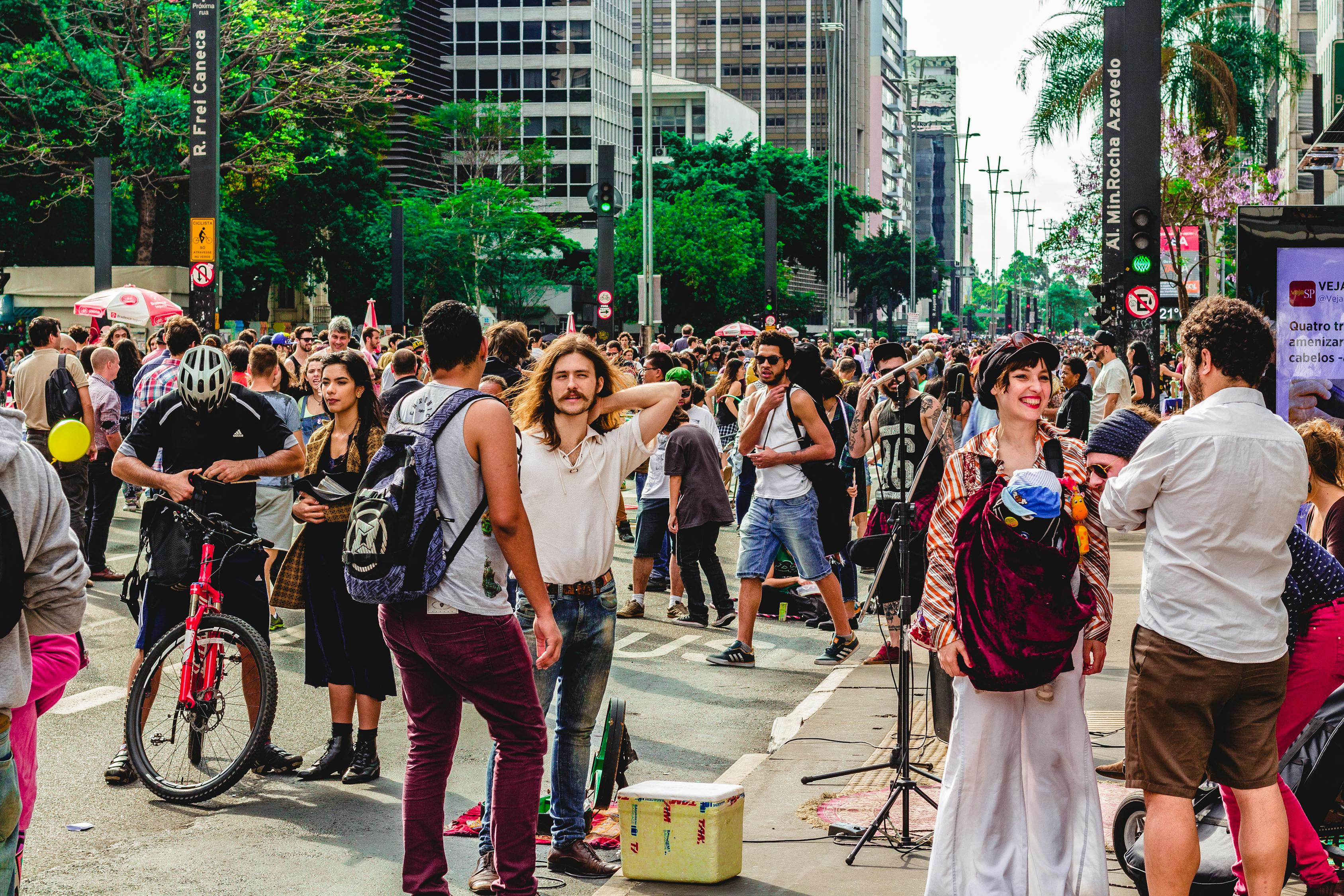 美多地爆发特斯拉下架抗议活动，一场关于商业、政治与民众情绪的交响曲